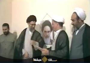 اعطای نشان فتح به هاشمی رفسنجانی برای فداکاری و تدبیر در دفاع مقدس